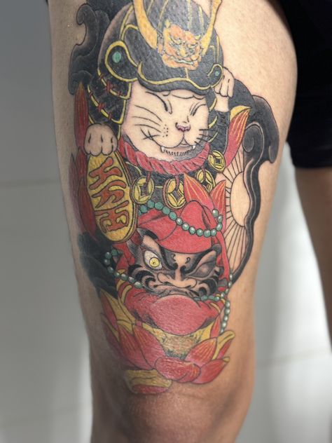 tattoo mèo thần tài kết hợp daruma và hoa sen