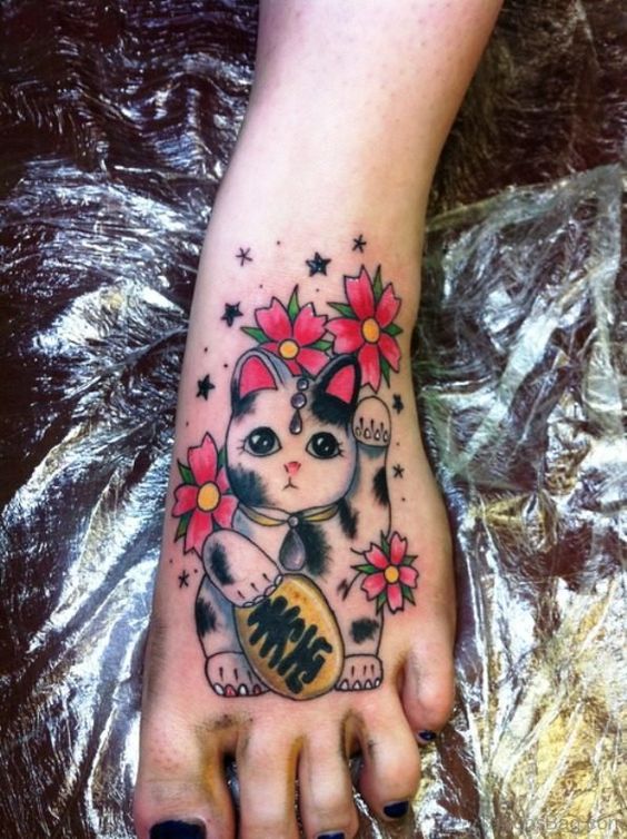 tattoo mèo thần tài kết hợp hoa anh đào cho nữ