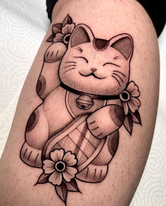 tattoo mèo thần tài kết hợp họa tiết hoa đào đơn sắc