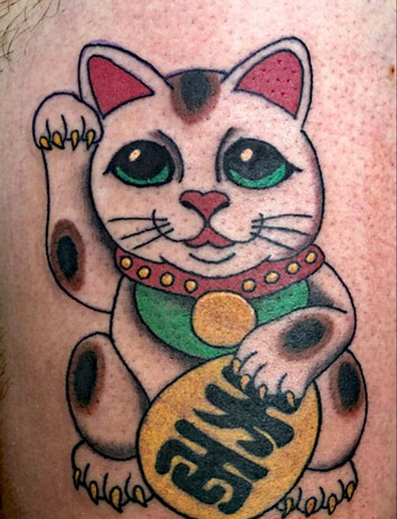 tattoo mèo thần tài trên nền da của khách