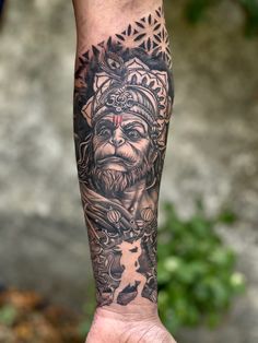 tattoo thần hanuman ở cánh tay