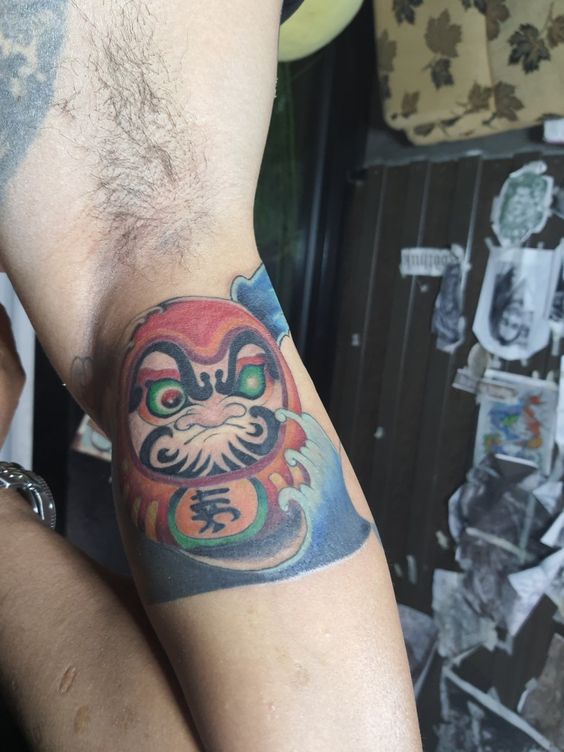 hình xăm của anh khách mặt daruma trên bắp tay siêu ngầu