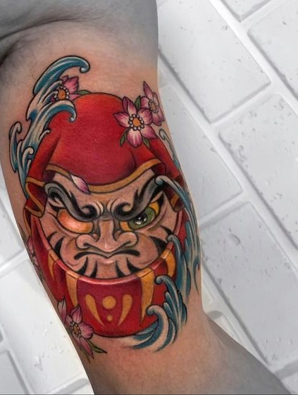 hình xăm daruma màu đỏ nổi bật sự kiên trì bền bỉ