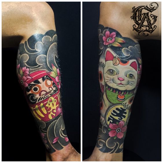 hình xăm daruma và mèo thần tài ở hai chân