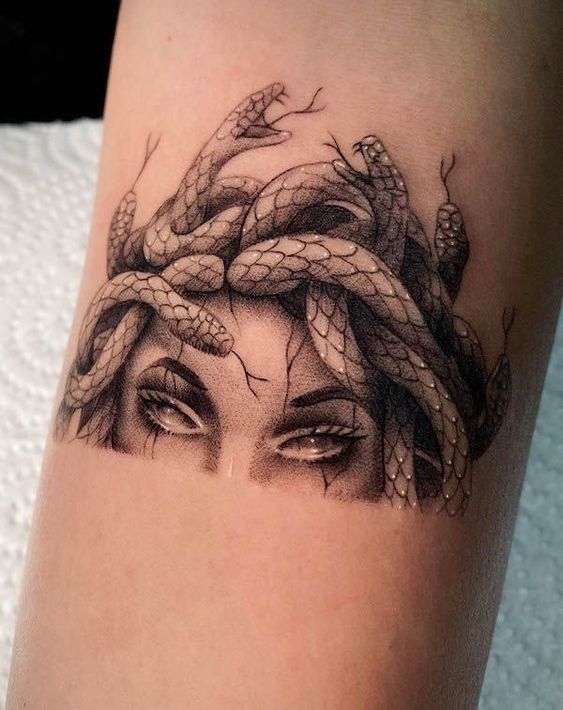 hình xăm đôi mắt huyền bí của medusa