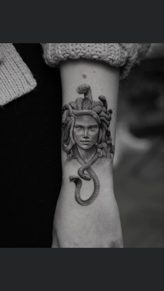 hình xăm medusa đpẹ ở cẳng tay mẫu 19