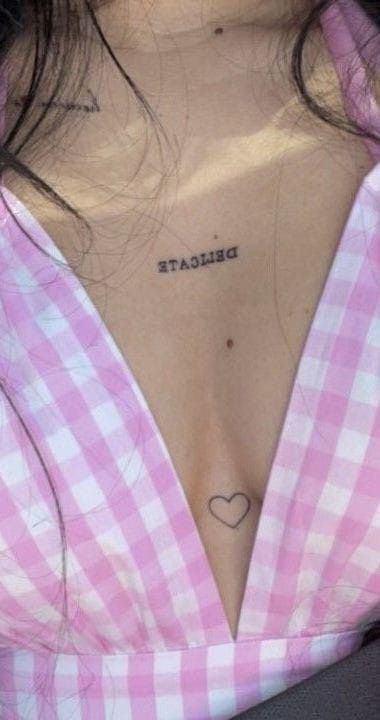 hình xăm trái tim mini giữa ngực cho nữ hình xăm trái tim mini giữa ngực cho nữ