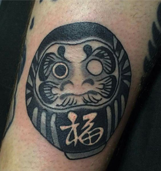 kiểu tattoo damura nét đen đậm mặt tròn một mắt