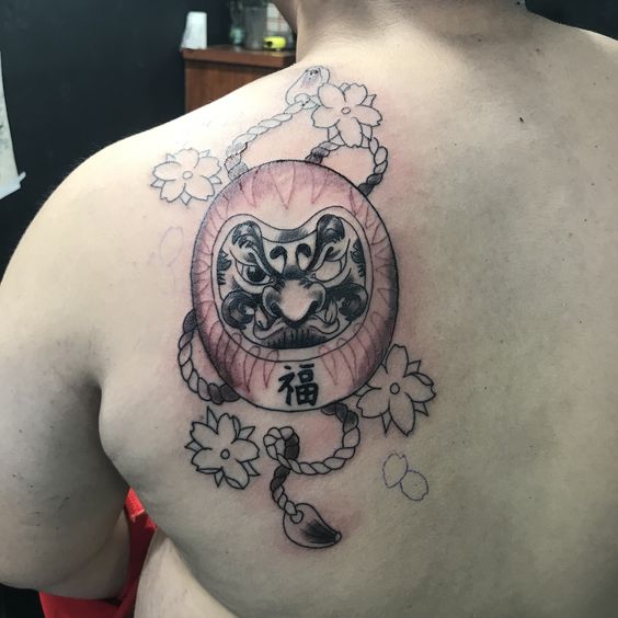 kiểu xăm daruma đen trắng tỉ mỉ kết hợp hoa anh đào đặc trưng