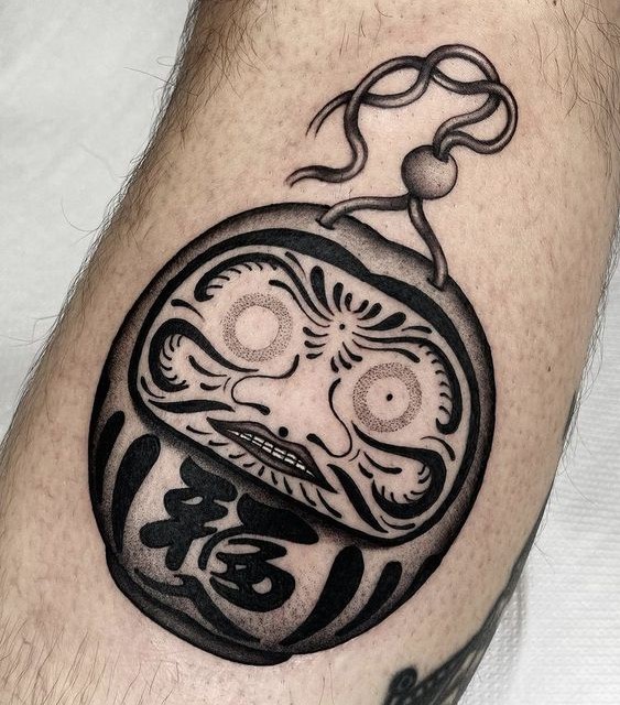 xăm hình đen trắng daruma mặt tròn cầu may mắn