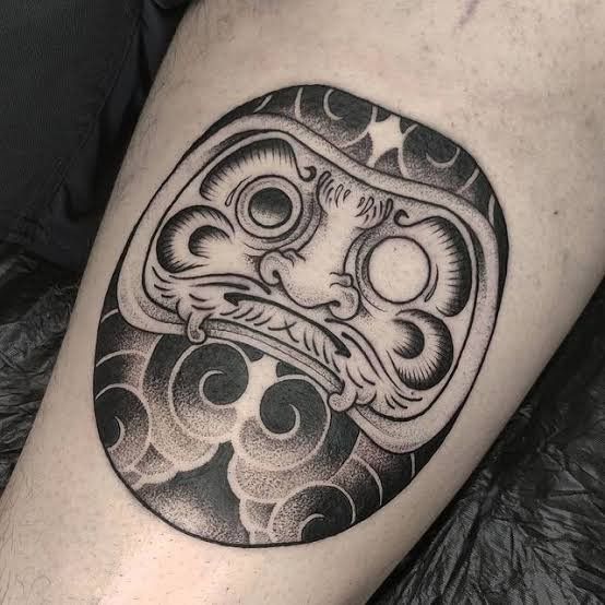 kiểu xăm hình daruma đen trắng truyền thống cho khách