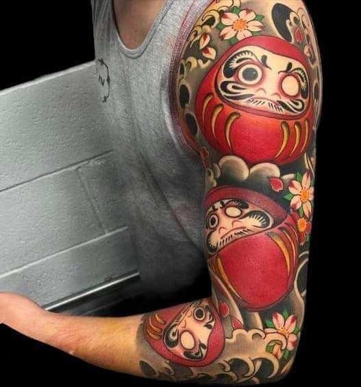 kiểu xăm nhiều mặt daruma kín cánh tay kết hợp hoa anh đào trắng