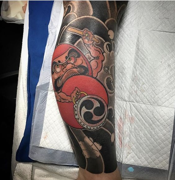 mẫu hình daruma cầm trống oai lực xăm full bắp chân