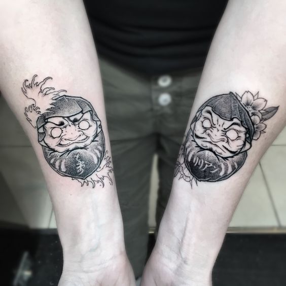 mẫu hình xăm daruma ở cổ tay đen trắng cho khách thích đơn giản