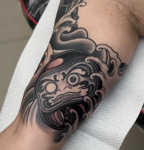 mẫu khách xăm daruma mặt vuông cho bắp tay