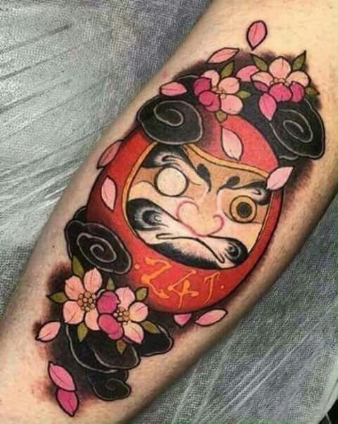 mẫu xăm daruma mặt tròn ngộ nghĩnh kết hợp cánh hoa anh đào cực ấn tượng