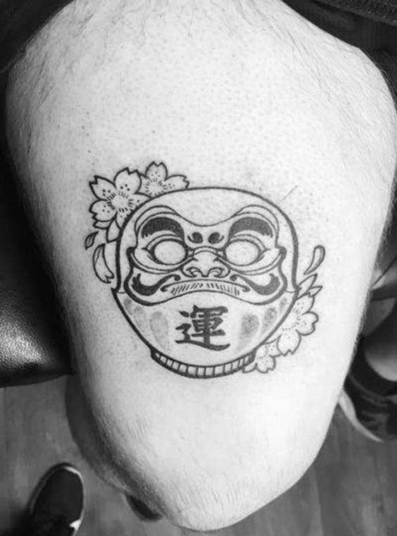 mẫu xăm hình daruma có hoa anh đào cầu chúc sự may mắn