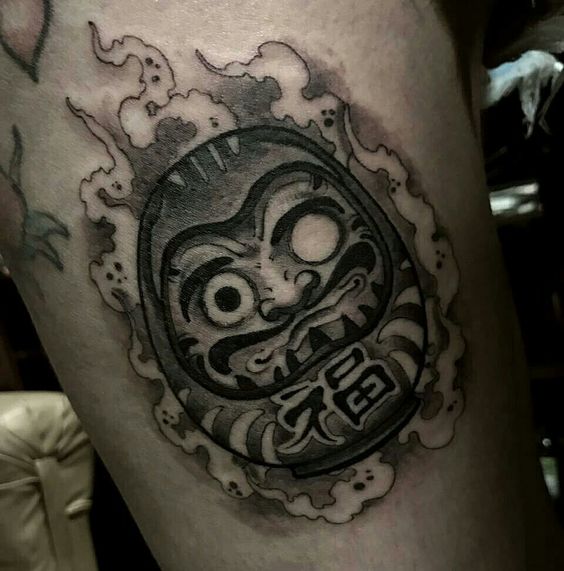 mẫu xăm nổi hình daruma thể hiện lòng quyết tâm mạnh mẽ
