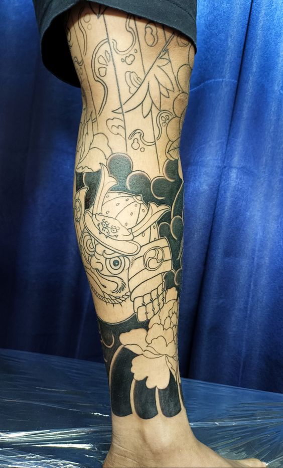 phong cách xăm full đùi hình daruma độc đáo cho anh khách