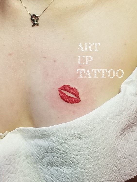 tatto đôi môi trên ngực quyến rũ cho khách nữ