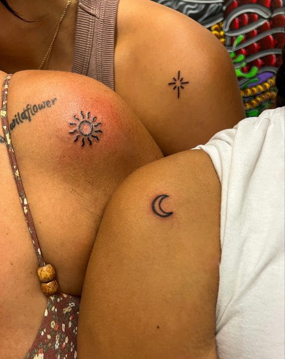 tattoo mặt trăng và mặt trời trước vai cho nhóm bạn thân nhau