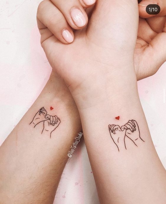 tatto mẫu hình ngoặc tay tình yêu ở cổ tay mini