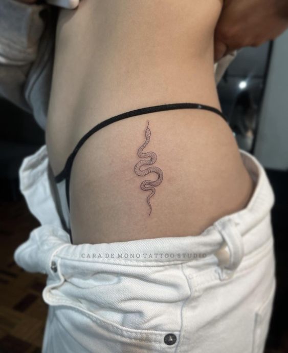 tattoo hình rắn mini dưới hông cho nữ