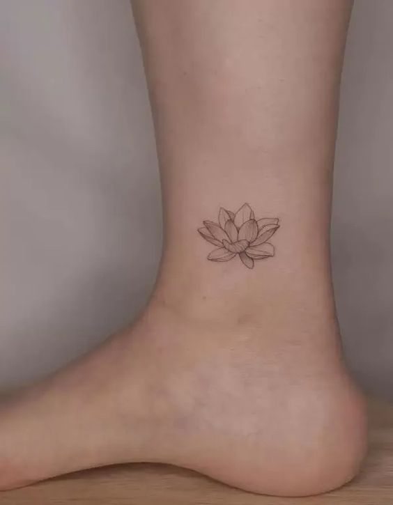 tattoo kiểu nét nhạt mẫu hoa sen nhỏ