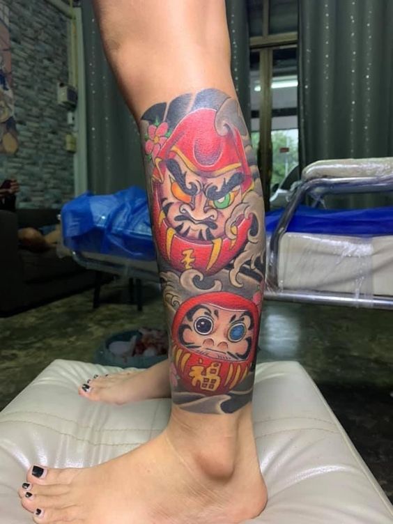 tattoo kín bắp chân cặp hình daruma siêu độc lạ và cá tính