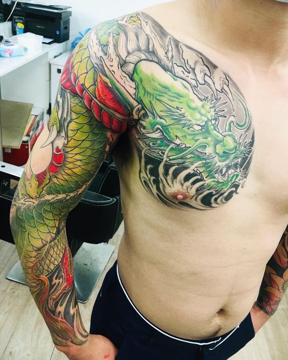 tattoo thanh long vắt vai của anh khách