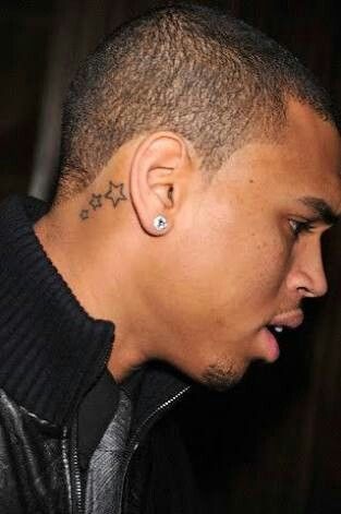 anh khách xăm hình ba ngôi sao mini ở sau tai