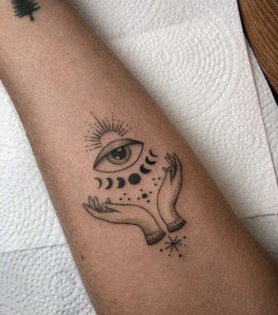 hình xăm bàn tay nâng đỡ con mắt mini