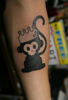 hình xăm con khỉ đen đội vương miện trên cẳng tay hình xăm con khỉ đen đội vương miện trên cẳng tay