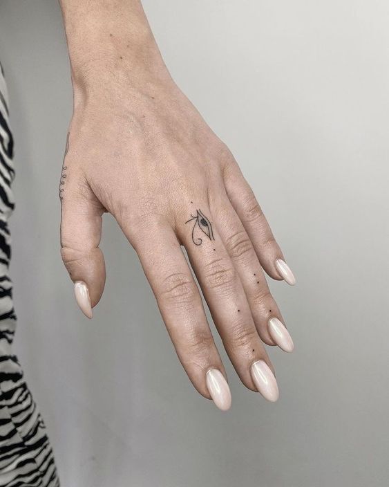 hình xăm con mắt mini cho người kín đáo