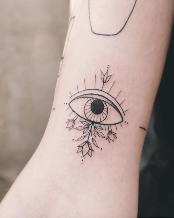 hình xăm con mắt mini kết hợp hoa lá