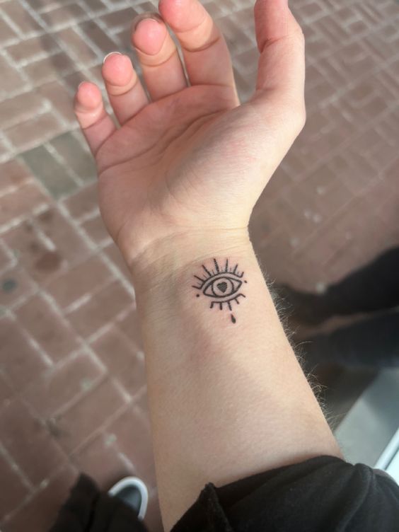 hình xăm con mắt mini kết hợp trái tim