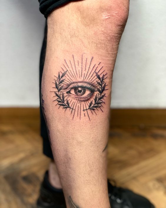 hình xăm con mắt mini kết hợp vòng hoa