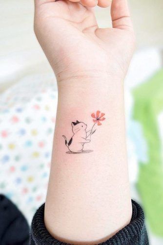hình xăm con mèo cầm hoa mini ở tay cực đáng yêu
