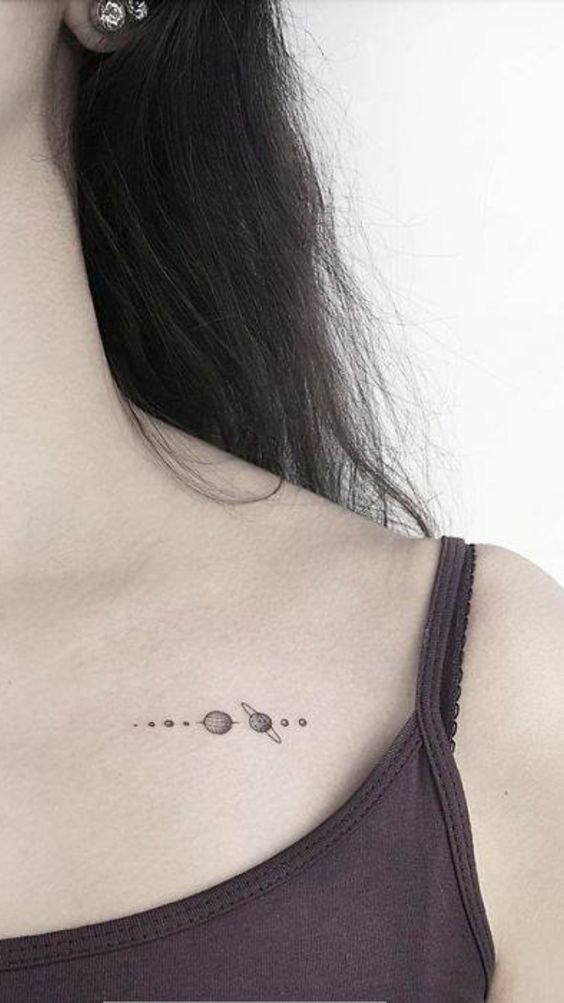hình xăm hai hành tinh siêu nhỏ ở xương quai xanh