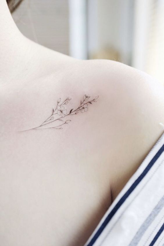 hình xăm hoa mini ở xương quai xanh cho nữ