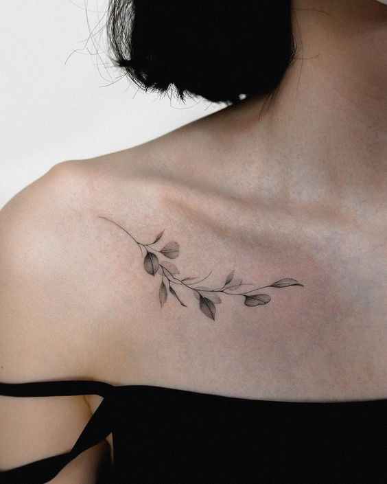 hình xăm lá mini đen trắng ở xương quai xanh