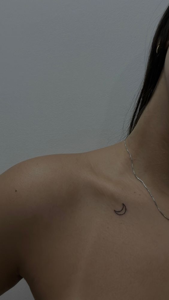 hình xăm mặt trăng mini ở xương quai xanh