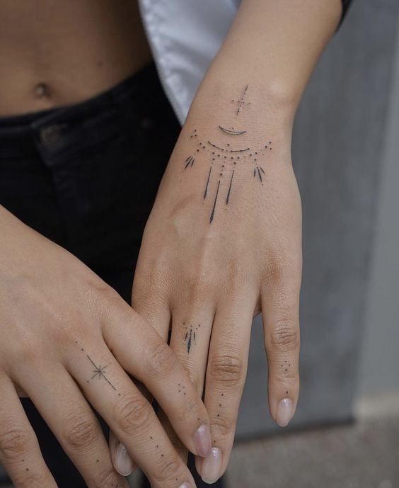 mẫu tattoo họa tiết cổ điển trên bàn tay nữ