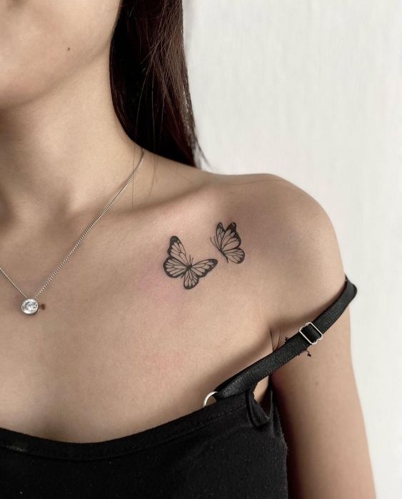 mẫu hình xăm hai con bướm mini ở xương quai xanh