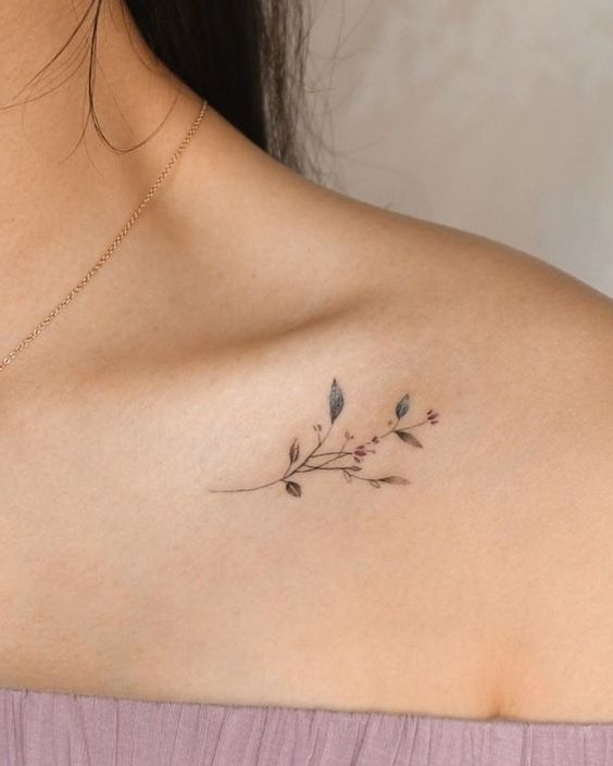 mẫu hình xăm hoa mini nghệ thuật ở xương quai xanh