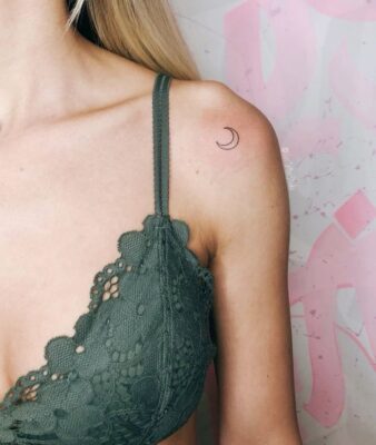 nhẹ nhàng với biểu tượng mặt trăng mini ở vai