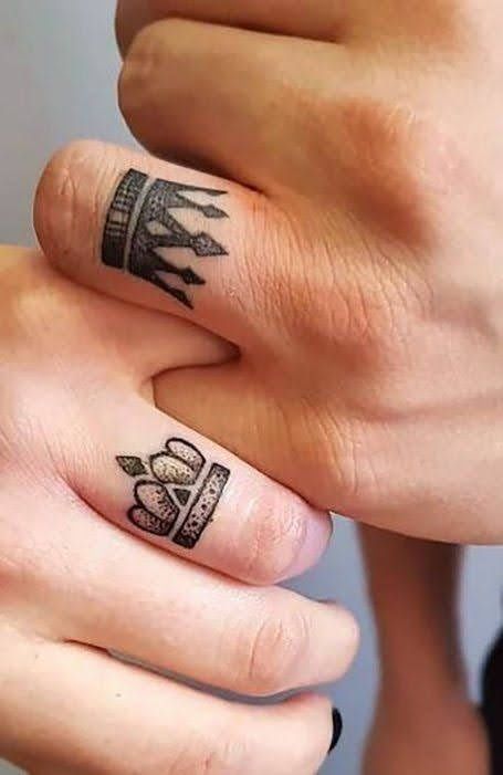 tattoo cặp vương miện mini trên ngón tay cực ý nghĩa