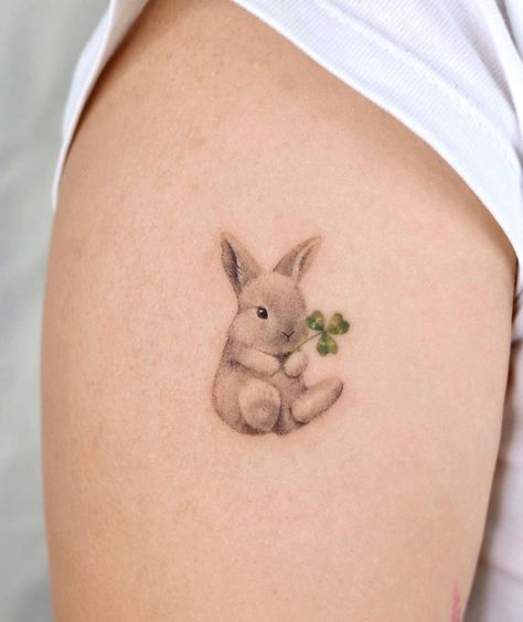 tattoo chuột mini và cỏ ba lá siêu cute