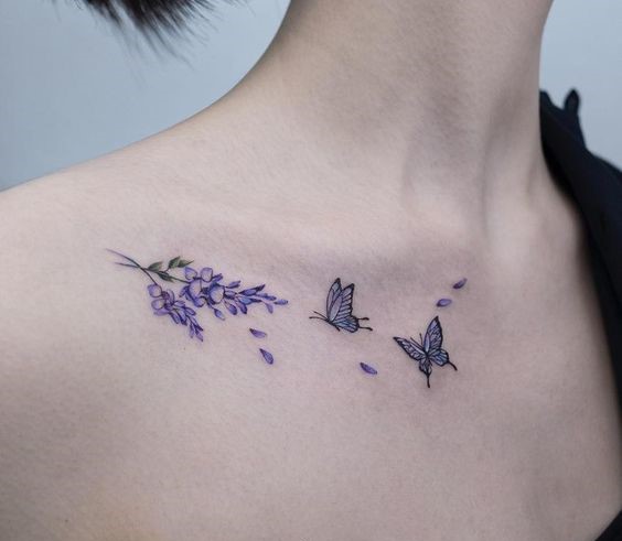 tattoo con bướm kết hợp hoa tím mini đẹp mộng mơ