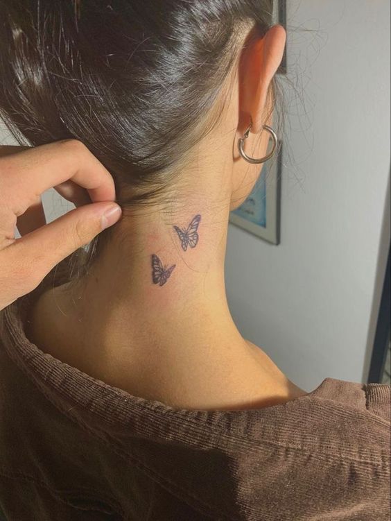 tattoo đôi bướm mini sau gáy cho nữ